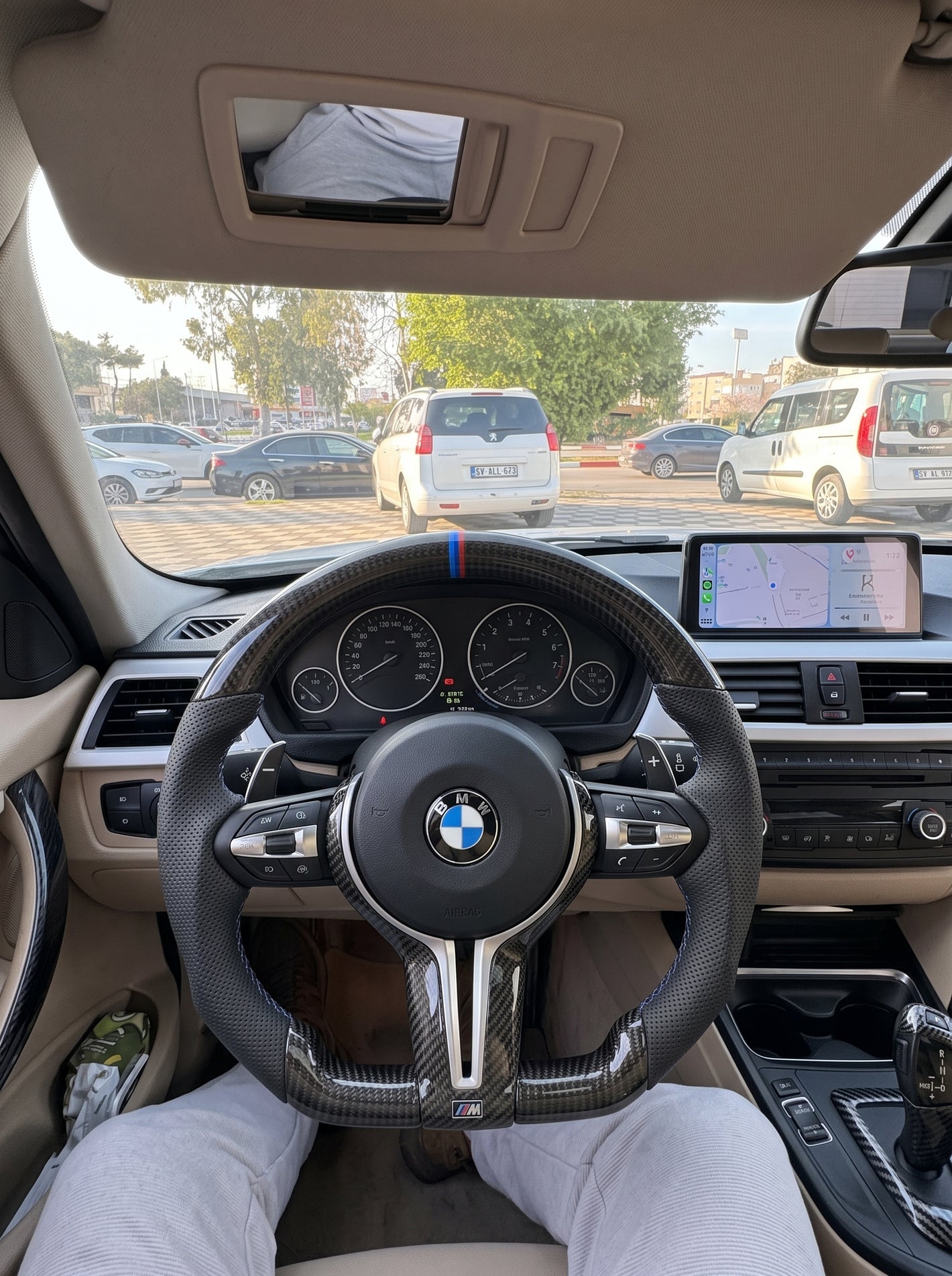 Volante GripLux de carbono instalado en BMW Serie F30